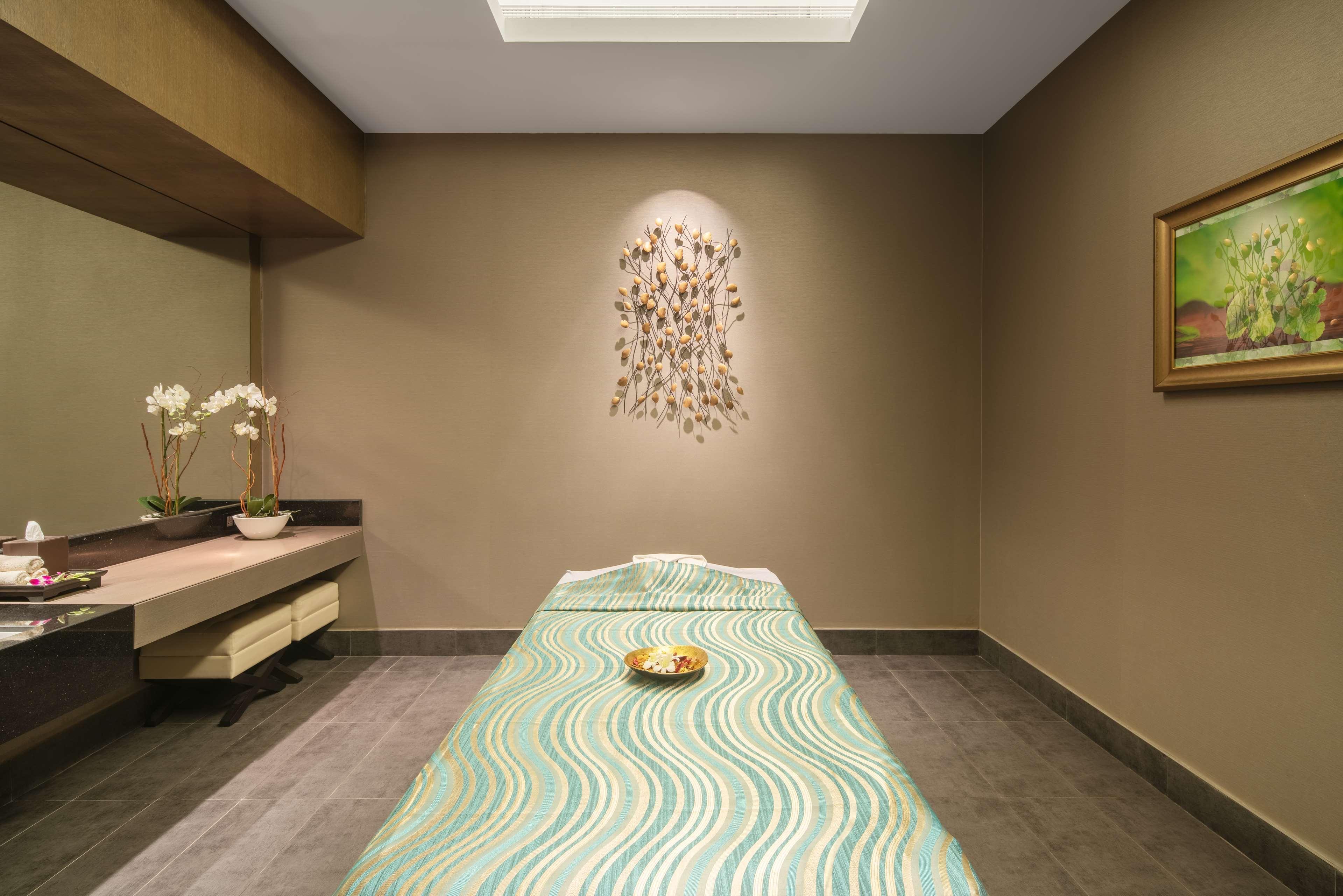 Radisson Collection Muscat, Hormuz Grand Hotel Екстериор снимка A treatment room at the spa