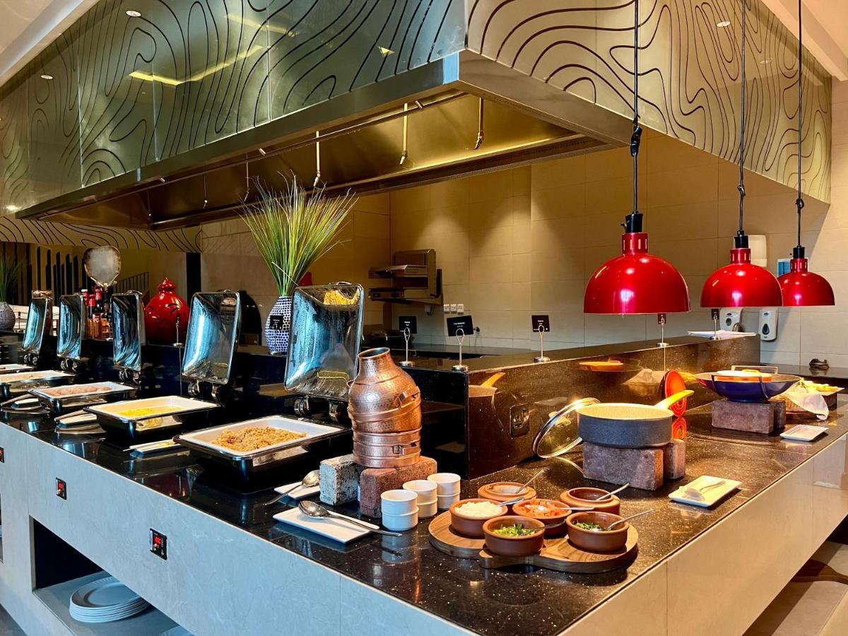 Radisson Collection Muscat, Hormuz Grand Hotel Екстериор снимка A buffet at a hotel