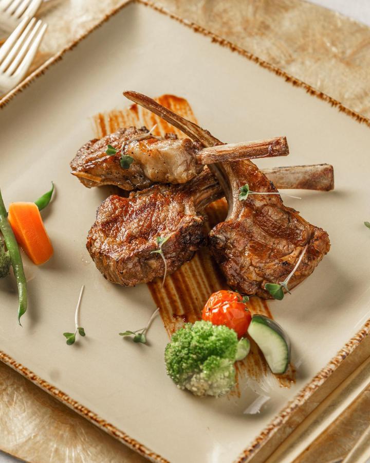 Radisson Collection Muscat, Hormuz Grand Hotel Екстериор снимка Rack of lamb