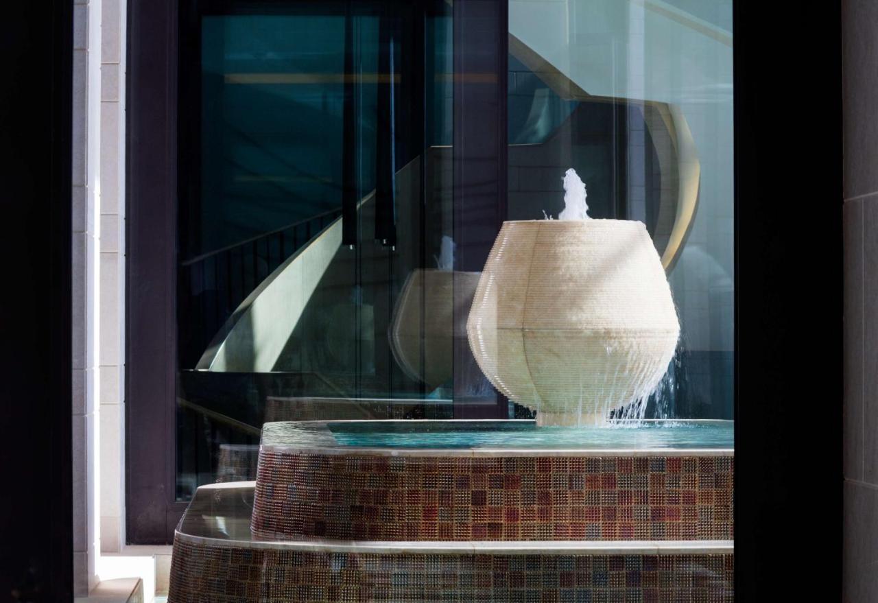 Radisson Collection Muscat, Hormuz Grand Hotel Екстериор снимка Fountain at the entrance of the hotel